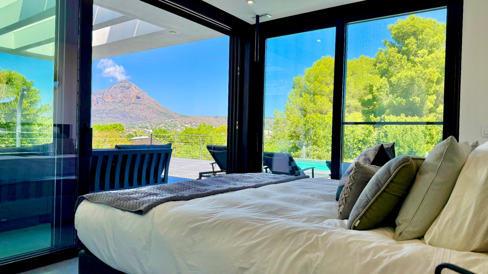 Villa de luxe à vendre à Puerta Fenicia avec des vues imprenables sur le Montgo.