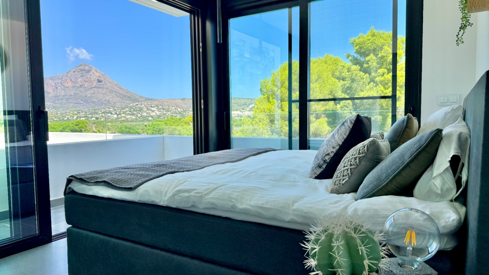Villa de luxe à vendre à Puerta Fenicia avec des vues imprenables sur le Montgo.