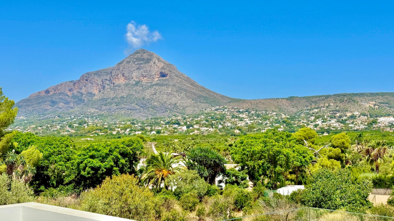 Villa de luxe à vendre à Puerta Fenicia avec des vues imprenables sur le Montgo.