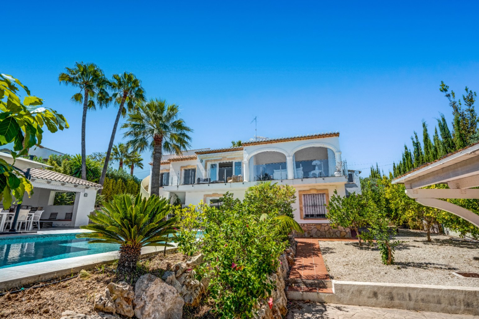 Villa à vendre avec vue sur la mer dans l’urbanisation renommée Pinosol de Javea.