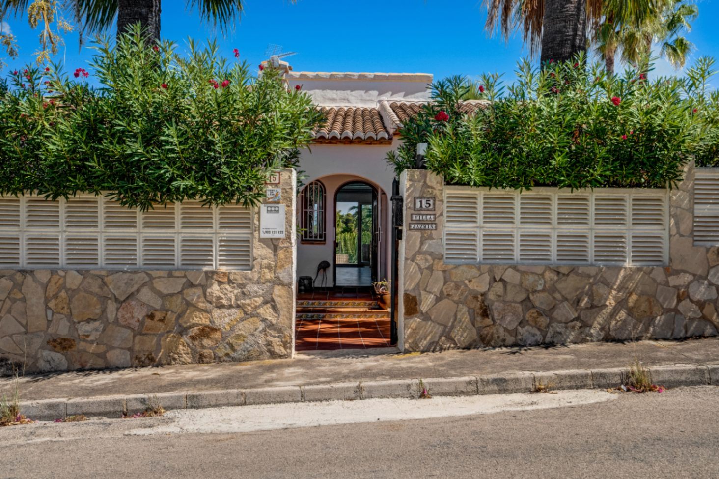 Villa à vendre avec vue sur la mer dans l’urbanisation renommée Pinosol de Javea.