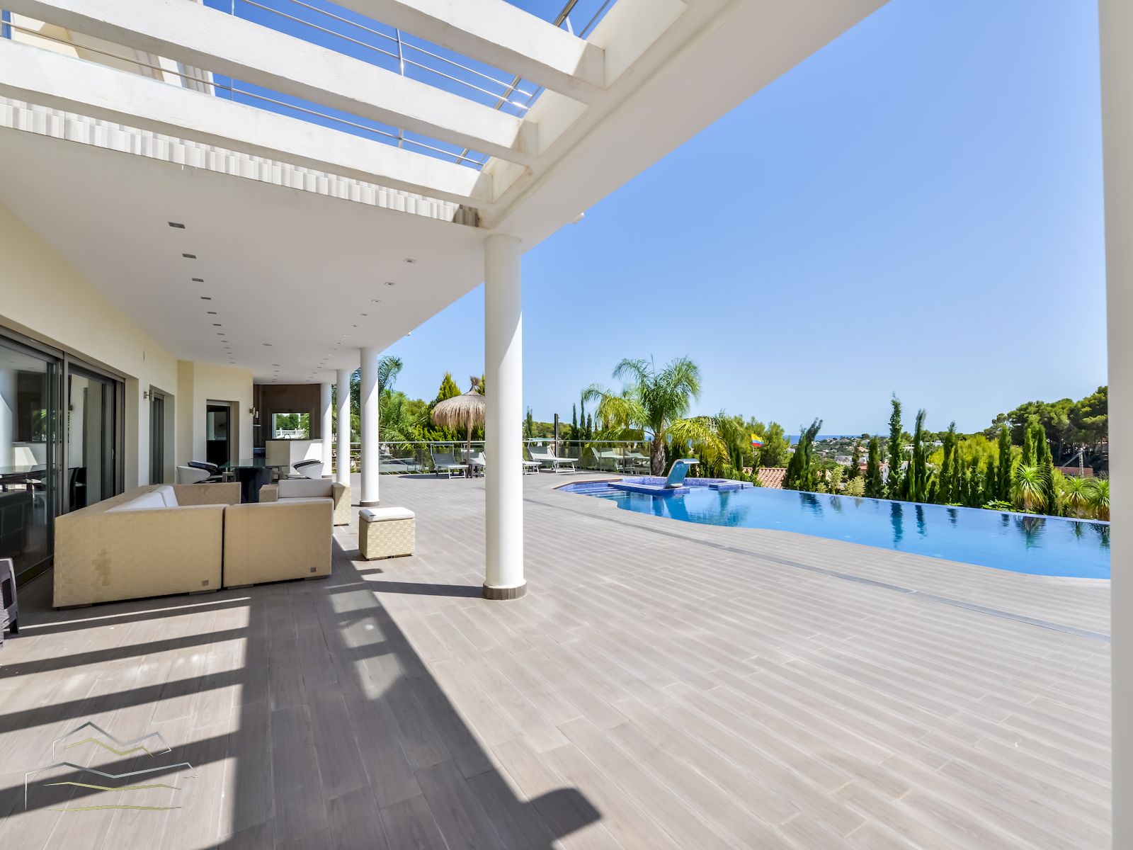 Villa moderne et luxueuse à vendre avec spa et vue sur l’océan